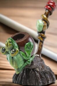 Frog Smoking Pipe with Andean Walnut Base: The Essential Accessory for Cannabis Enthusiasts